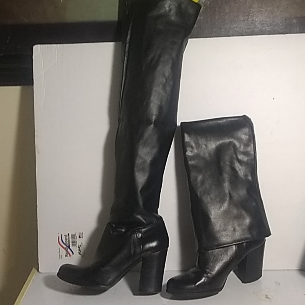 Guess black boots size 7 pre-owned.side zipper